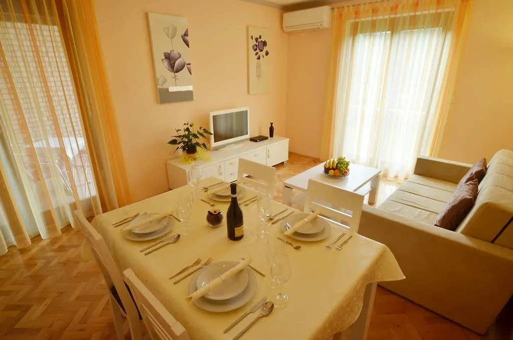 Apartments Benussi 1045